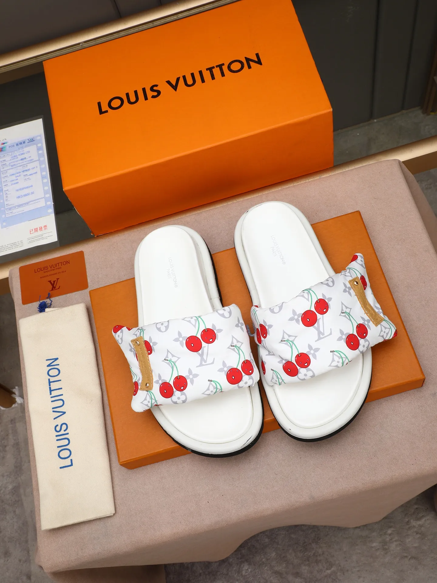 PP360 [LOUIS VUITTON] Louis Vuitton, LV printing, men's and women's slippers are on the market. The drawer box packaging comes with a cloth bag and a card. The upper pattern looks very soft and waxy, and it is a super versatile leg slimming tool. Fabric: imported denim/canvas/old fabric, LV hardware LOGO, official website pattern printing, comfortable to wear, feet: high-elastic PU water table. Sole: foam sole, heel height: about 5cm. Code number: 35-46, 35, 45, 46 are custom-made and non-returnable. Color: multiple colors and styles available.